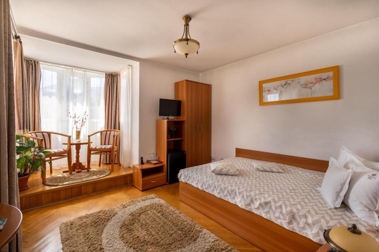 Villa-Hotel Escala Cluj-Napoca Exteriör bild