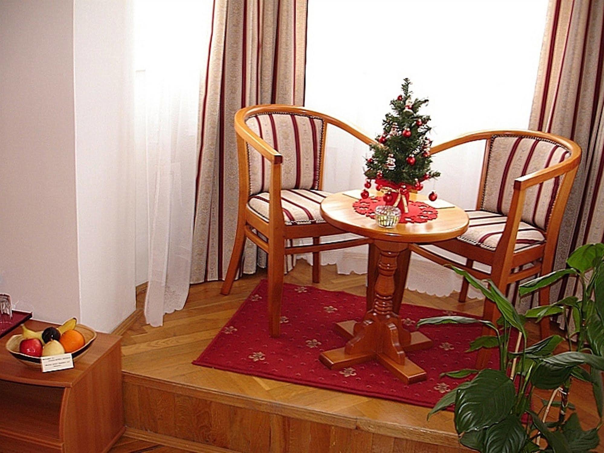 Villa-Hotel Escala Cluj-Napoca Exteriör bild