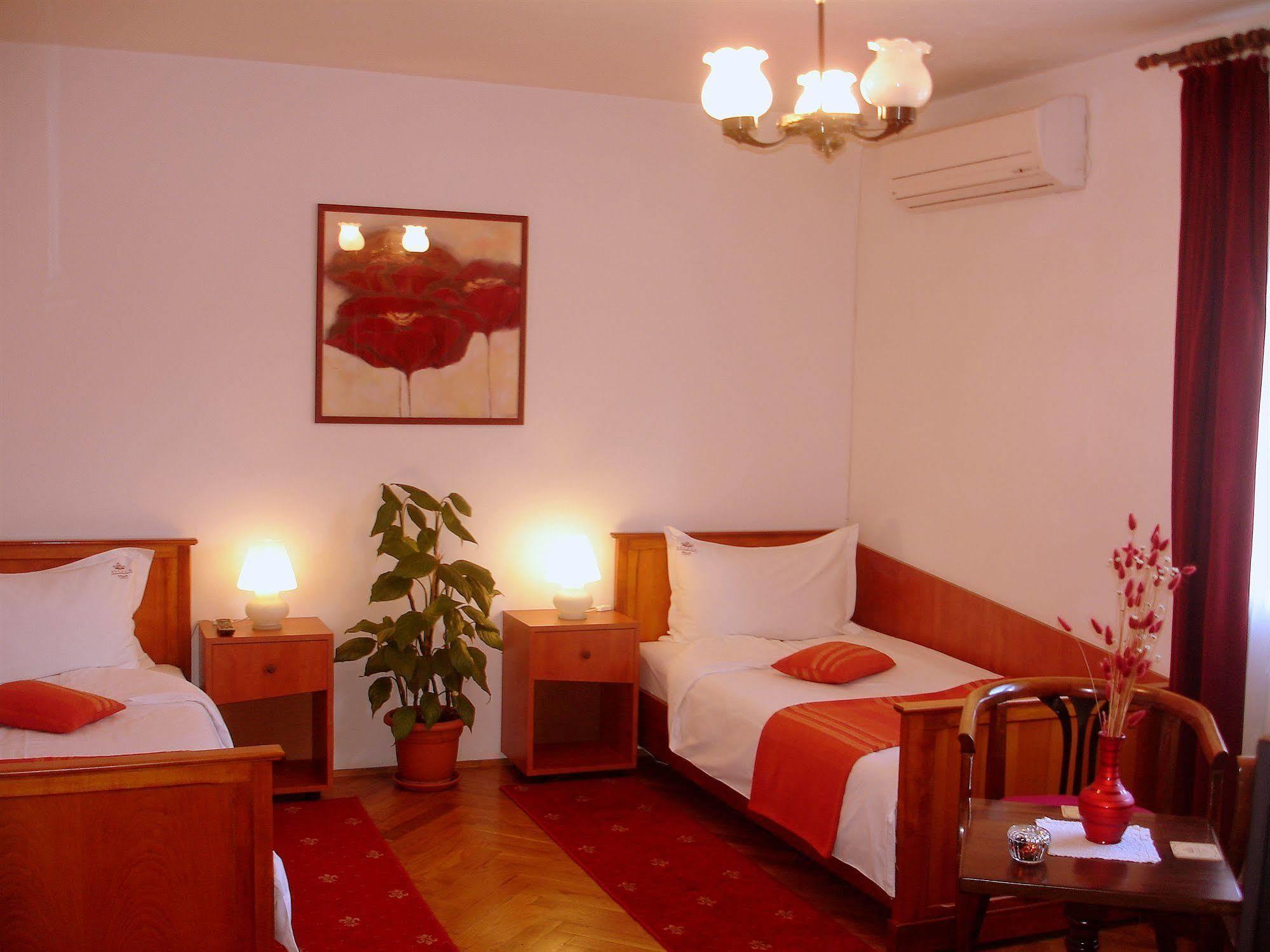 Villa-Hotel Escala Cluj-Napoca Exteriör bild