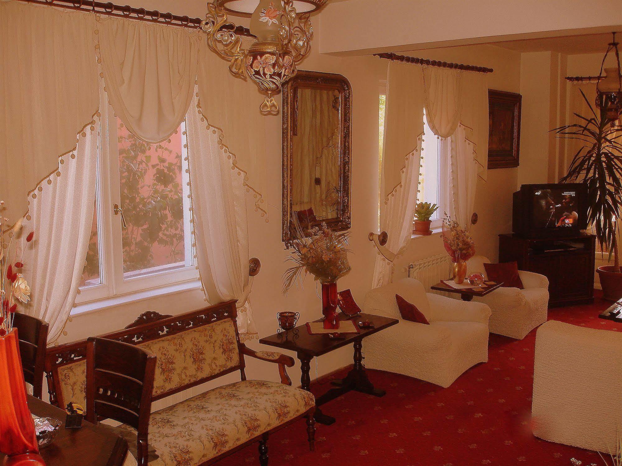 Villa-Hotel Escala Cluj-Napoca Exteriör bild
